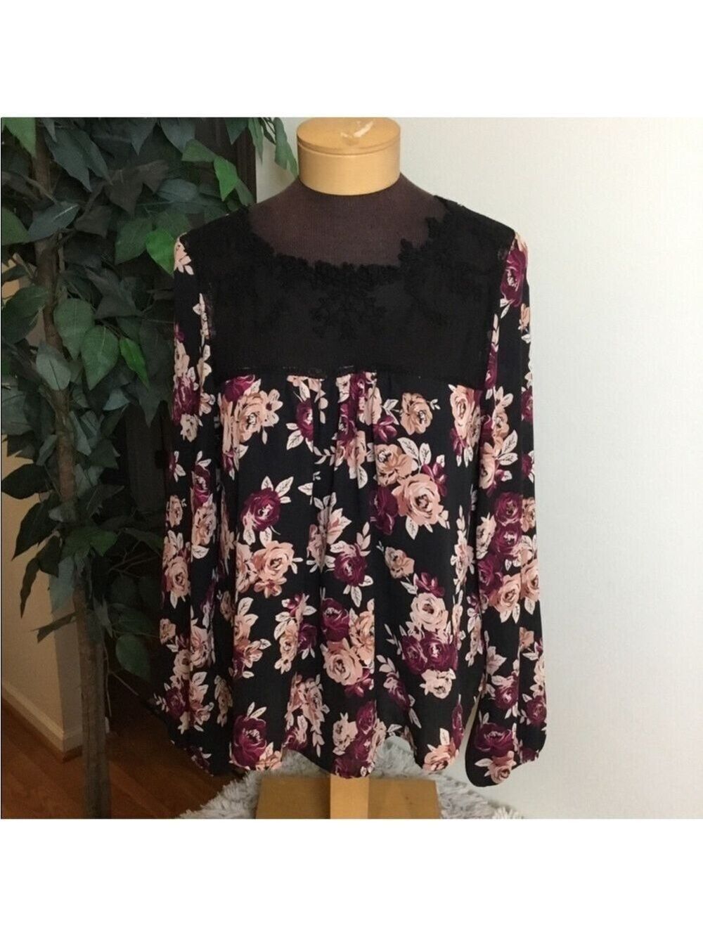 Charlotte Russe floral and lace blouse Womans size Large keyhole back